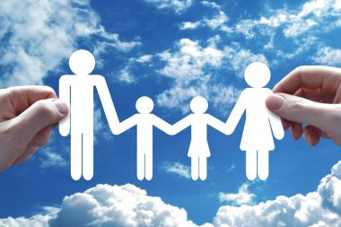 Aile kavramı, arka planda gökyüzü