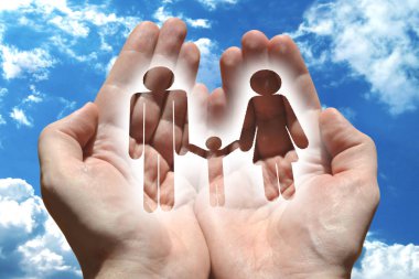 Aile sigortası kavramı, eller, arka planda gökyüzü