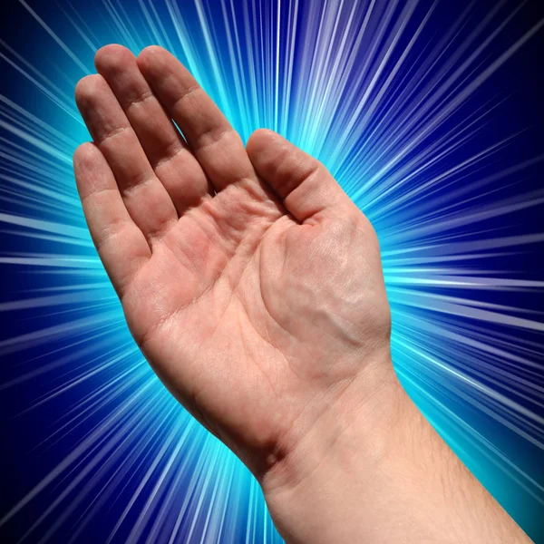 Ludzką ręką, niebieskie tło — Zdjęcie stockowe