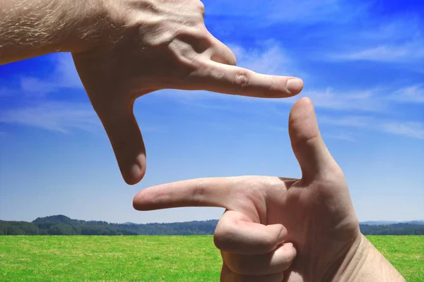 Mänskliga Händer Fingerframe Himmel Bakgrunden — Stockfoto