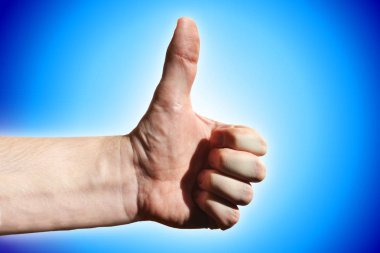 Başparmak yukarıya kavramı, el, mavi arka plan