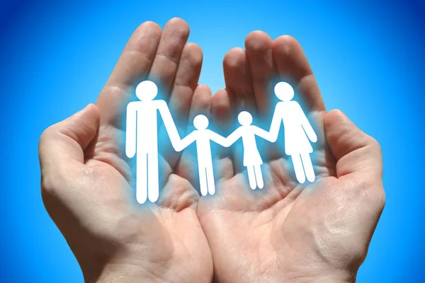 Концепция Семейного Страхования Руки Синий Фон — стоковое фото