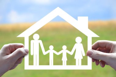 Ev ve aile sigorta kavramı, eller, kağıt
