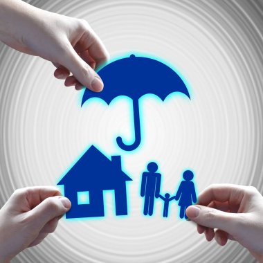 Ev ve aile sigorta kavramı - eller, gri arka plan