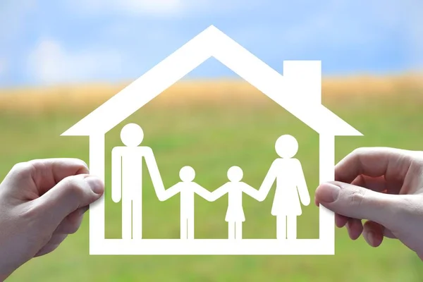 Haus Und Familienversicherungskonzept Hände Scherenschnitt — Stockfoto