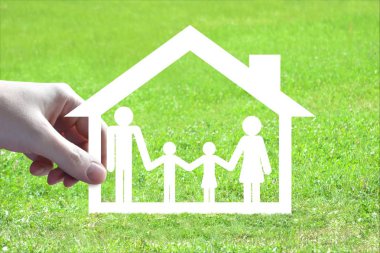 Ev, aile kavramı, el, arka planda çimen