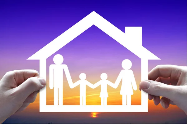 Haus- und Familienversicherungskonzept, Hände, Sonnenuntergangshimmel im Hintergrund — Stockfoto