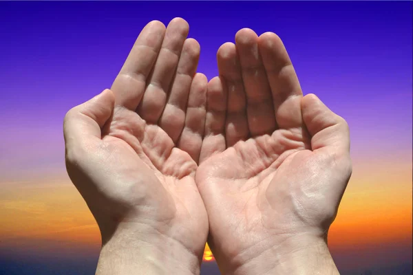 Schutzkonzept, Hände, Sonnenuntergangshimmel im Hintergrund — Stockfoto