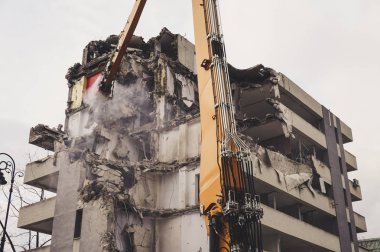 Ev / bina yıkım - ekskavatör makinesi