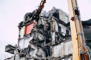 Ev / bina yıkım - ekskavatör makinesi