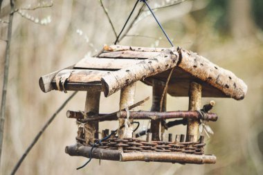Bir halat üzerinde asılı kuş masa