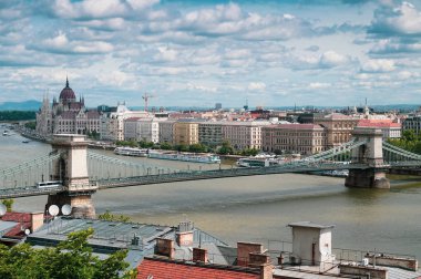 Macaristan, Budapeşte-21 Mayıs 2019: Budapeşte Parlamentosu, zincir köprü, Tuna Nehri