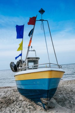 Sahilde kabin ile Balıkçı tekne, okyanus