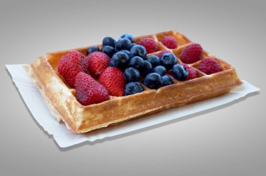 Meyveli waffle - çilek, yaban mersini ve ahududu
