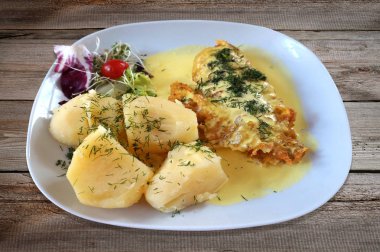 Kızarmış balık - gül balığı, salata ve patates tabakta