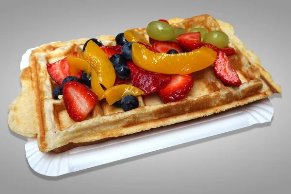 Wafel met vruchten-aardbeien, bosbessen, perziken — Stockfoto