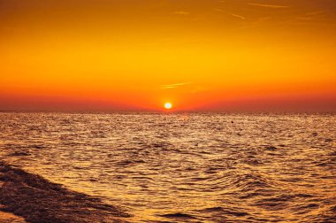 Gün batımı - güneş deniz / okyanus, kıyı yansıtan