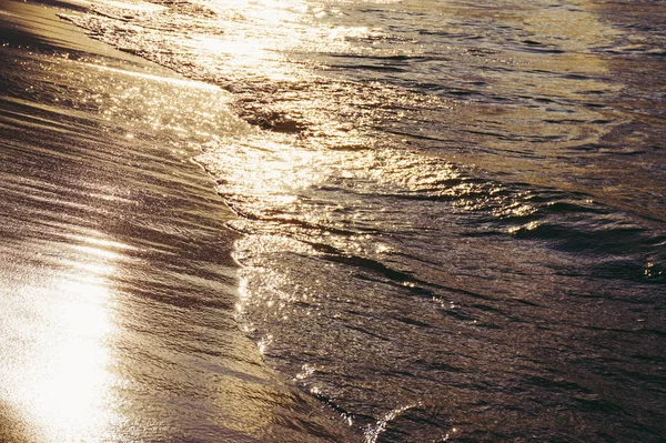 Захід сонця - сонце, що відображається в хвилях, берег — стокове фото