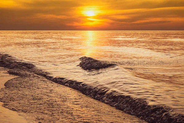 Sunset - sun reflecting in sea / ocean, shore — стоковое фото