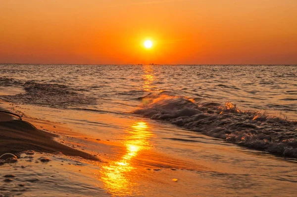 Sunset - sun reflecting in sea/ ocean, shore — Stock Photo, Image