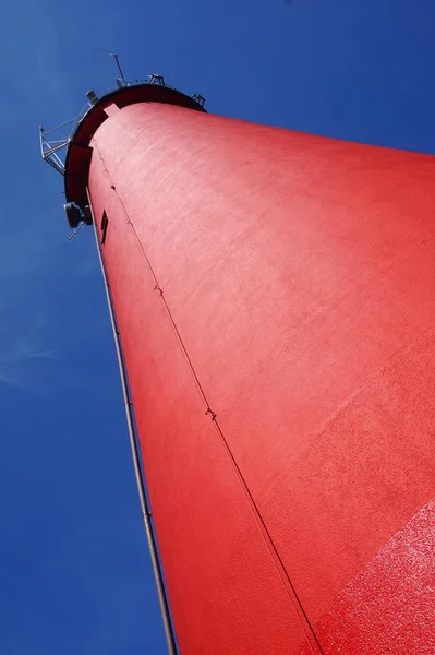 Червоний маяк - вид знизу — стокове фото
