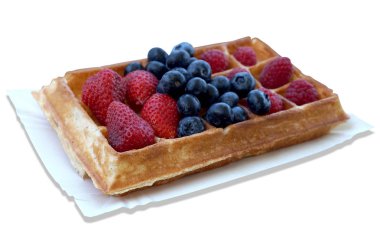 Meyveli waffle - çilek, yaban mersini ve ahududu