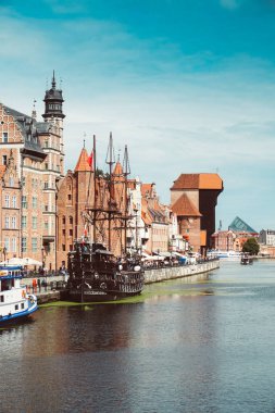 Gdansk, Pomeranian/ Polonya - 21 Ağustos 2019: Eski şehir, liman, Motlawa Nehri