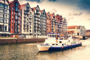 Gdansk, Pomeranian/ Polonya - 21 Ağustos 2019: Eski şehir, liman, Motlawa Nehri