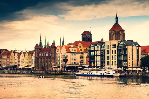 Gdansk, Pomeranian/ Polonya - 21 Ağustos 2019: Eski şehir, liman, Motlawa Nehri