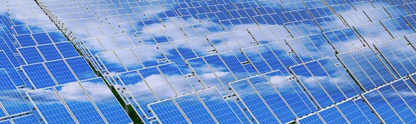 Zonnepanelen - concept van hernieuwbare energie. 3d destructie — Stockfoto
