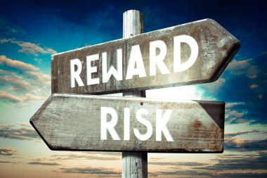 Risk, ödül - tahta levha, iki oklu yol işareti