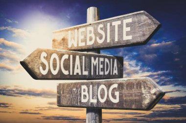 Web sitesi, sosyal medya, blog - tahta tabela, üç oklu yol işareti