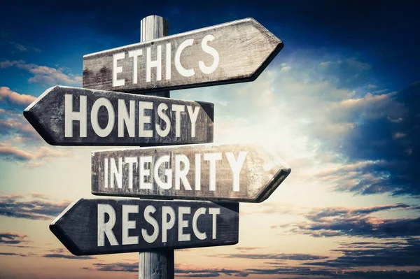 Ahlak Dürüstlük Dürüstlük Saygı Tahta Tabela Dört Oklu Yol Işareti — Stok fotoğraf