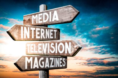 Medya, internet, televizyon, dergiler - tahta tabela, dört oklu yol işareti