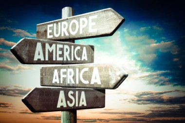 Avrupa, Amerika, Afrika, Asya - tahta tabela, dört oklu yol işareti