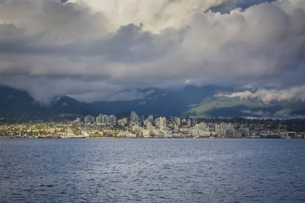 North Vancouver manzarası bulutlu gün