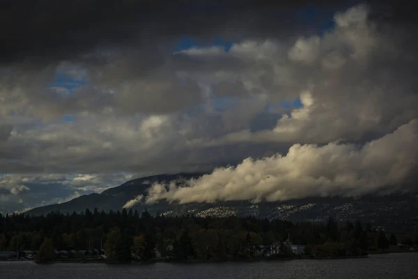 Giornata Nuvolosa Guardando North Vancouver — Foto Stock