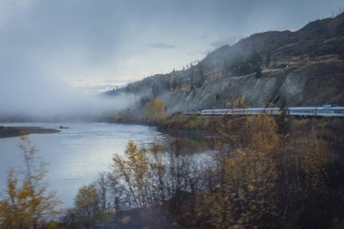 Erken sonbahar sabah tren hareket etmesini görüntülemek