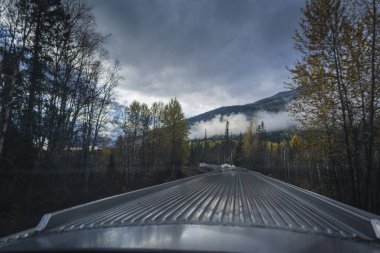 Trenden bulutlu sonbahar gününde görüntülemek