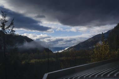 Rocky Dağları Kanada'ya bir yolda Tren