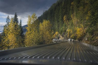 Bir trenin güneşli bir sonbahar gün sayısı