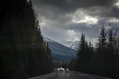 Kar kaplı dağ tepe bir tren araba görünür