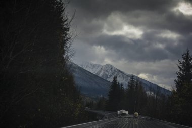 Kar kaplı dağ tepe bir tren araba görünür