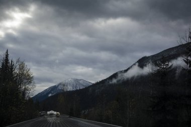 Kar kaplı dağ tepe bir tren araba görünür