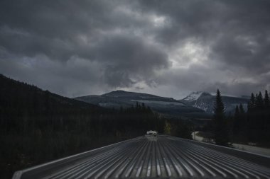 Akşam tren yolculuğu Rocky Dağları