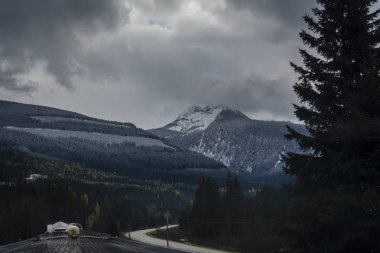 Akşam tren yolculuğu Rocky Dağları