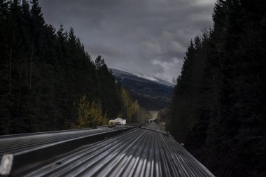 Akşam tren yolculuğu Rocky Dağları