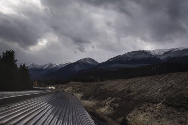 Akşam tren yolculuğu Rocky Dağları
