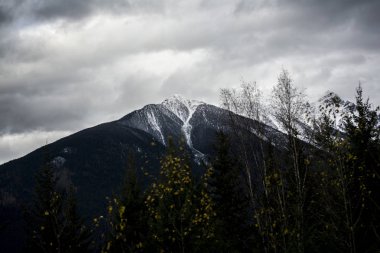 Gece karanlığında karla kaplı dağ tepe