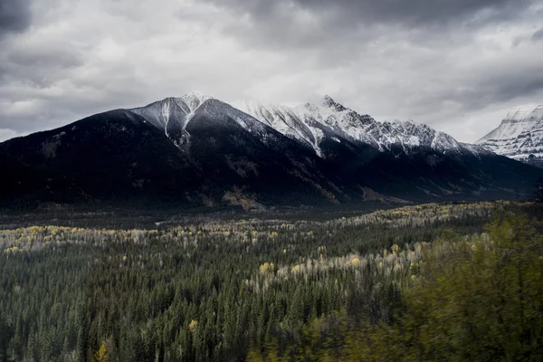 Geç Sonbaharda Kanada Rocky Dağları — Stok fotoğraf